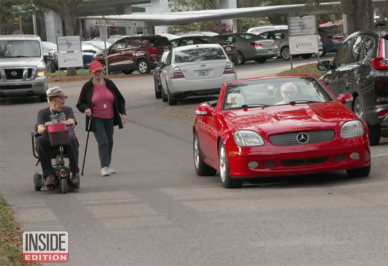 Cụ ông 107 tuổi vẫn khỏe mạnh, lái xe mui trần đưa bạn gái dạo phố-2