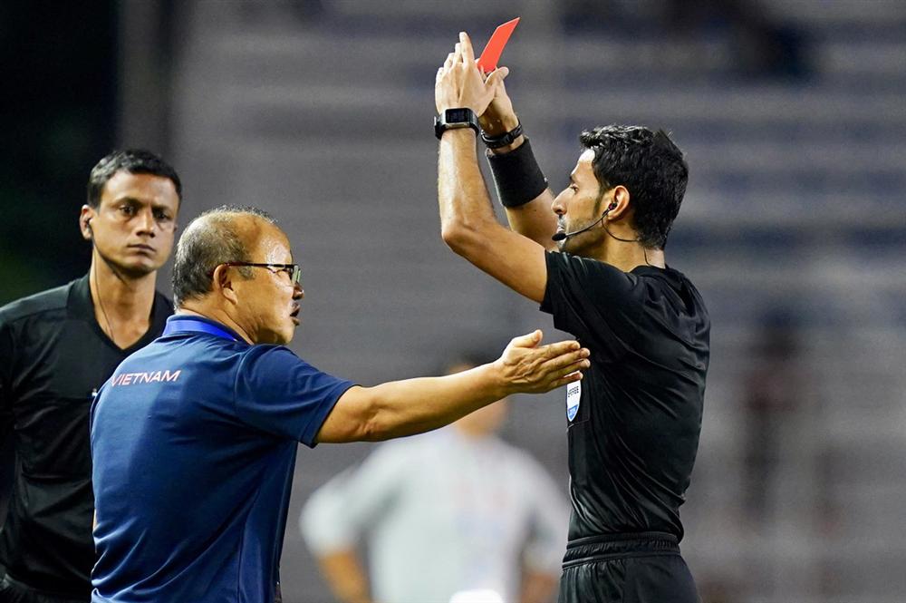 Thầy Park bị phạt, AFC đùa quá lố rồi!-1