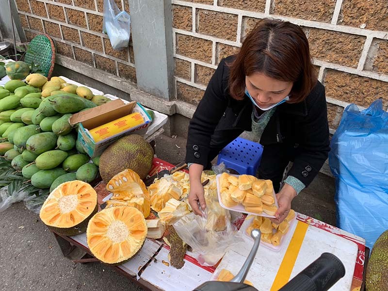 Trái cây mất giá nông dân muốn khóc, tiểu thương âm thầm ăn lãi đậm-2