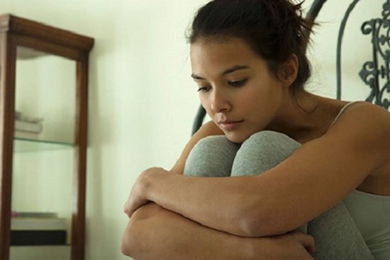 Cả nhà đang ăn cơm tối thì hàng xóm mang một chiếc hộp sang nói trả lại đồ, chồng tôi vừa mở ra xem liền quay sang tát tôi cháy má