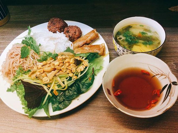 9X làm cơm chay chỉ dưới 100 nghìn, ai nhìn cũng thốt lên ngon như nhà hàng-17