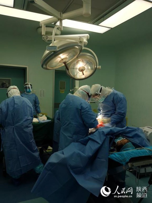 Hình ảnh hiếm hoi của em bé được sinh ra khi mẹ đã nhiễm virus corona, kết quả xét nghiệm đứa trẻ âm tính với COVID-19 (nCoV)-3