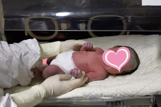 Hình ảnh hiếm hoi của em bé được sinh ra khi mẹ đã nhiễm virus corona, kết quả xét nghiệm đứa trẻ âm tính với COVID-19 (nCoV)