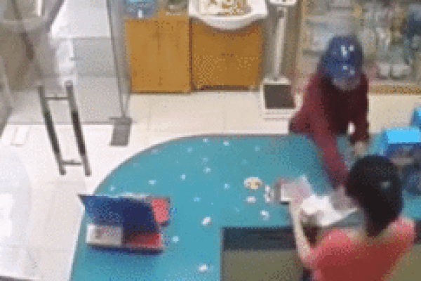 Chủ hiệu thuốc 'bất lực' vì pha giật điện thoại quá nhanh của người phụ nữ