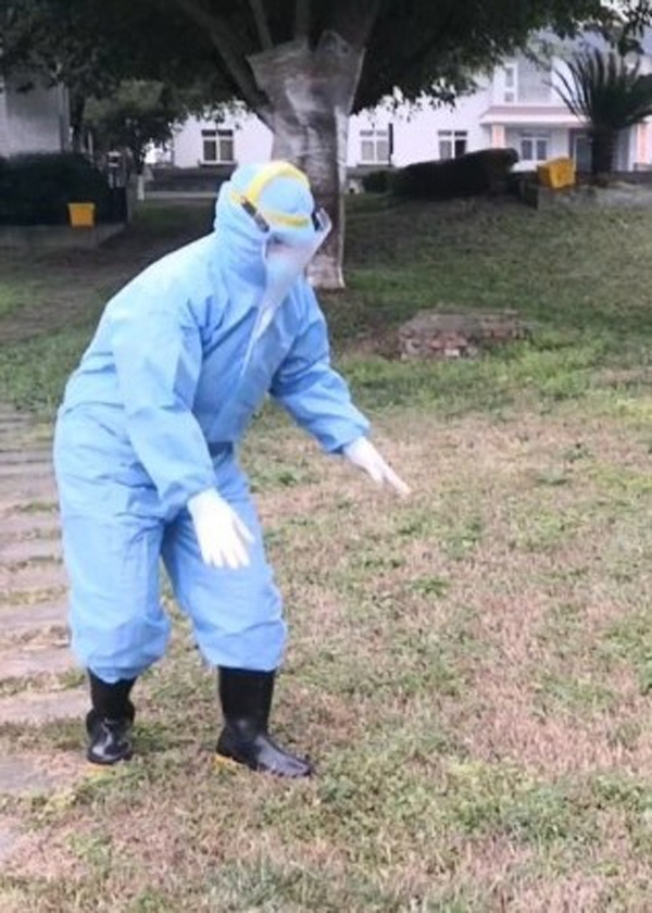 Y tá loạng choạng ra khỏi khu vực cách ly khiến dân mạng bật khóc-1