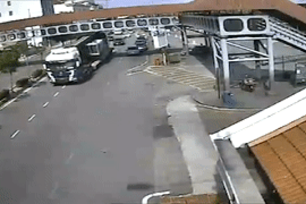 Xe cẩu kéo hỏng cầu vượt vì chiều cao quá quy định