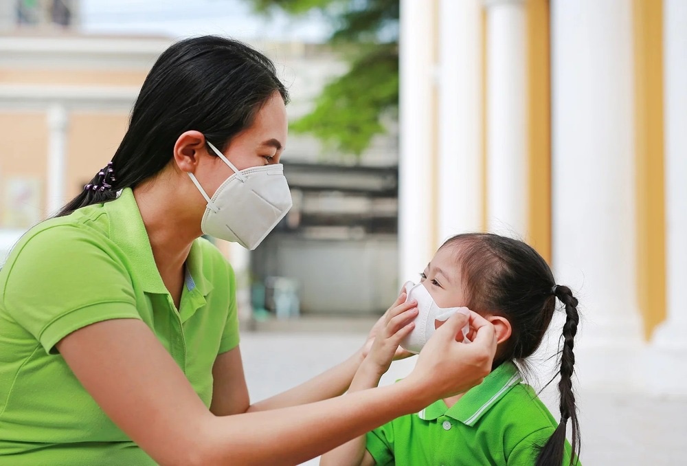Học sinh sắp quay trở lại trường, cha mẹ có cần yêu cầu trẻ đeo khẩu trang 24/24 để phòng tránh lây lan virus Covid-19?-1