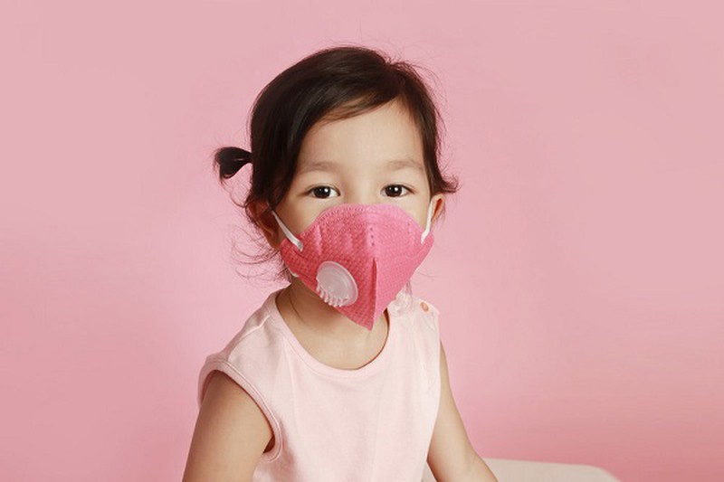 Học sinh sắp quay trở lại trường, cha mẹ có cần yêu cầu trẻ đeo khẩu trang 24/24 để phòng tránh lây lan virus Covid-19?-2