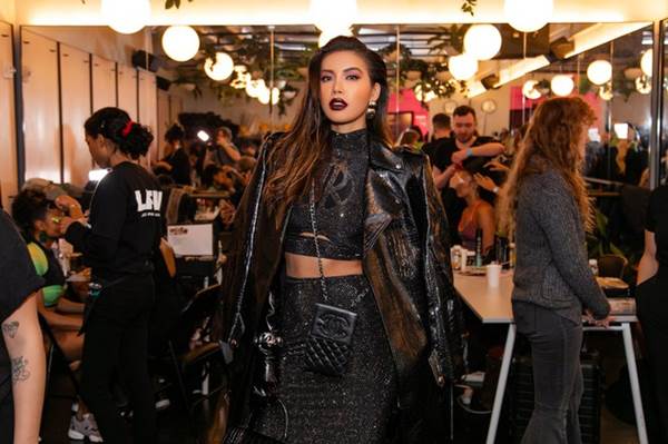 Minh Tú mặc crop-top siêu bé khoe vòng một và eo thon nóng bỏng tại Mỹ-8