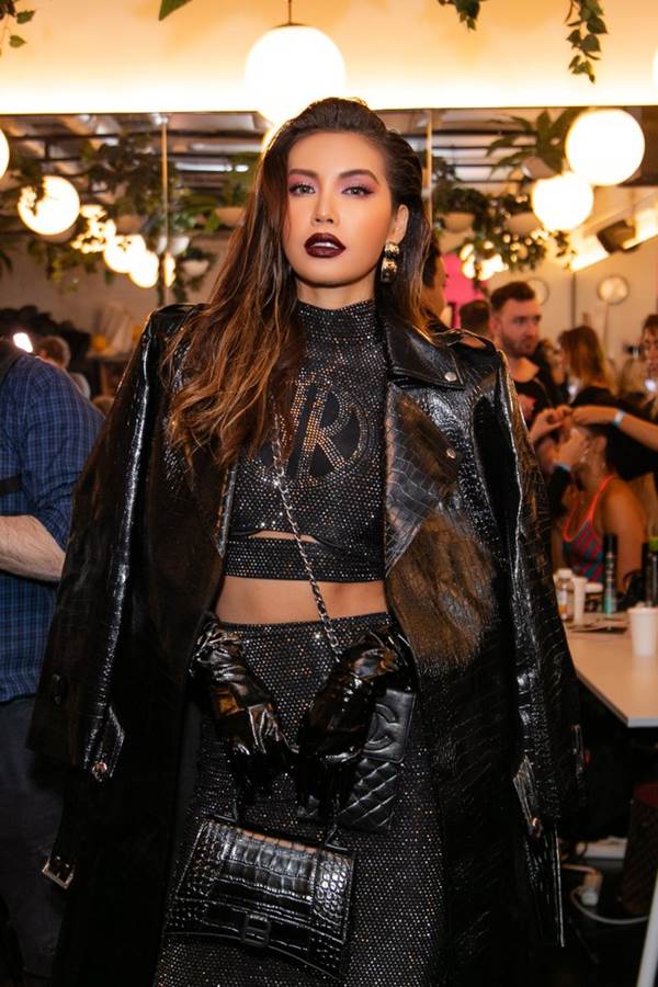 Minh Tú mặc crop-top siêu bé khoe vòng một và eo thon nóng bỏng tại Mỹ-9