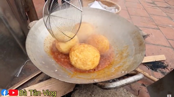 Bà Tân Vlog làm món trứng khổng lồ chiên nước mắm, dân mạng tinh ý phát hiện sự kết hợp nguyên liệu dễ gây ngộ độc-2