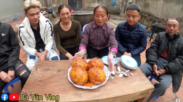 Bà Tân Vlog làm món trứng khổng lồ chiên nước mắm, dân mạng tinh ý phát hiện sự kết hợp nguyên liệu dễ gây ngộ độc-3