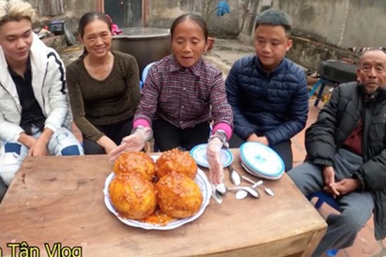Bà Tân Vlog làm món trứng khổng lồ chiên nước mắm, dân mạng tinh ý phát hiện sự kết hợp nguyên liệu dễ gây ngộ độc