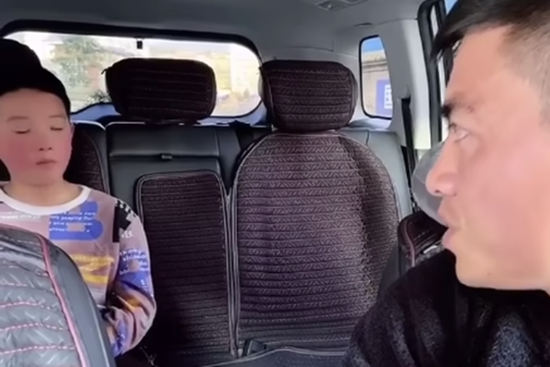 Bị hỏi “Nếu cả bố và mẹ đều ngã xuống sông thì con cứu ai trước”, cậu bé bình thản đáp 1 câu khiến bố tức anh ách