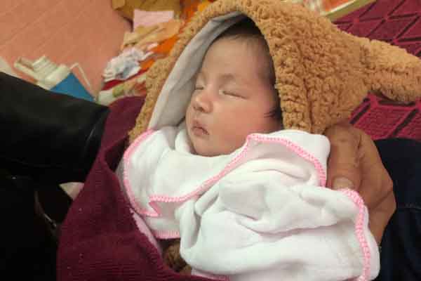 Mẹ bỏ rơi con mới sinh kèm theo lời nhắn: Cháu trót dại, mong cô bác nuôi giùm”-6