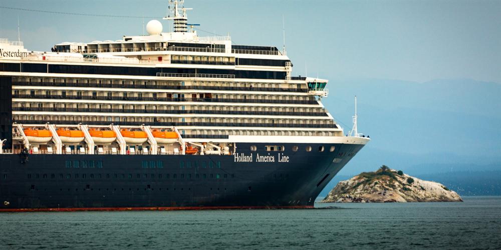 Bị 4 nước hắt hủi không cho cập cảng, lênh đênh trên biển suốt 2 tuần vì nỗi lo virus Covid-19, hành khách trên một du thuyền khác cầu cứu trong tuyệt vọng-1