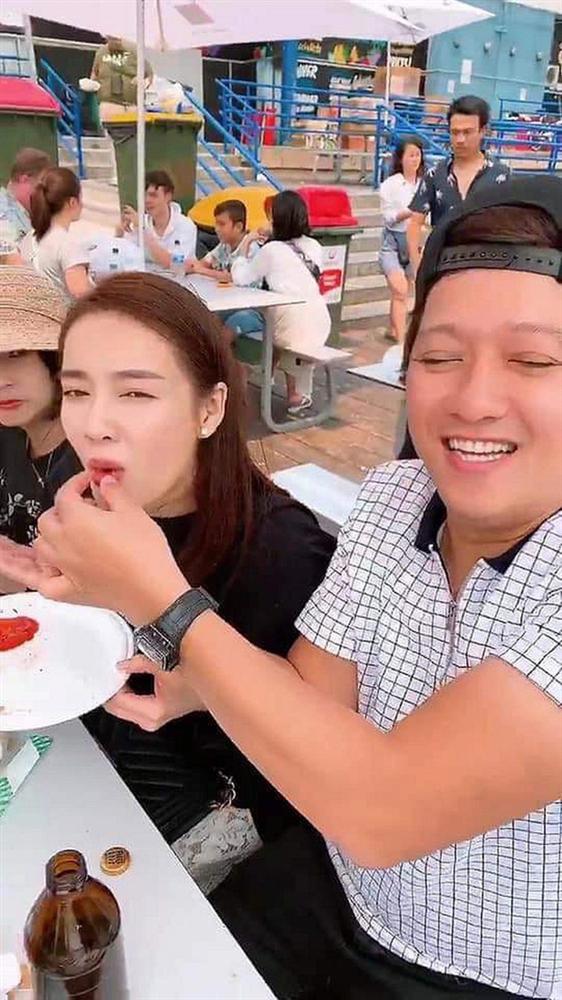 Clip Trường Giang tự tay hoạ mặt bà già cho Nhã Phương: Chăm chút, ân cần từng ly, nhưng kết quả sẽ thế nào?-2