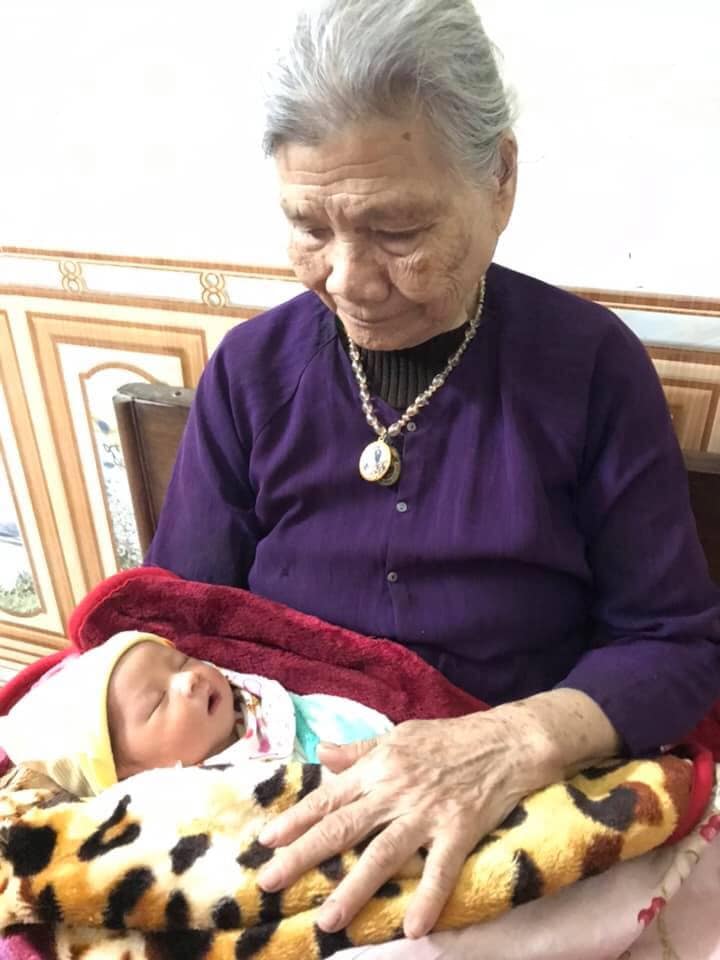 Mẹ bỏ rơi con mới sinh kèm theo lời nhắn: Cháu trót dại, mong cô bác nuôi giùm”-2