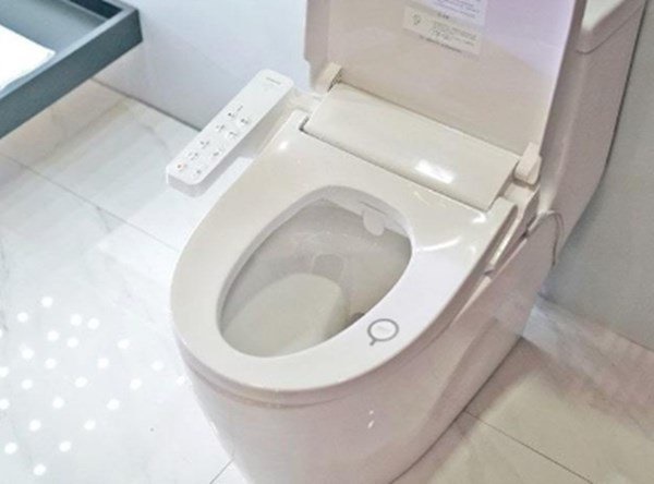 Không chỉ có bồn cầu, đây là 6 nơi cực bẩn trong nhà vệ sinh mẹ nên dọn hằng ngày-3