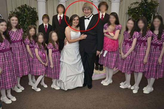 Những bức ảnh gia đình hạnh phúc che giấu tội ác của cặp vợ chồng ác quỷ, hành hạ và giam cầm con cái suốt nhiều năm trời