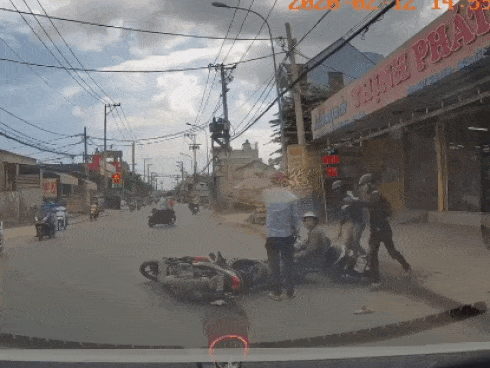 Tên cướp giật điện thoại rồi đạp nạn nhân xuống thang cuốn-1