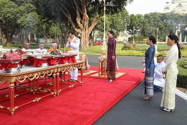 Hoàng hậu Thái Lan tái xuất sau một thời gian vắng bóng với vẻ ngoài rạng rỡ, làm lu mờ cả hai con riêng của chồng-3