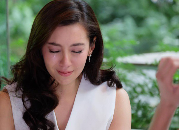 Mỗi khi nhìn tờ đăng kí kết hôn cùng giấy khai sinh của con được chồng đóng khung treo trang trọng giữa phòng khách, tôi lại thấy cay đắng, hụt hẫng tột độ-2