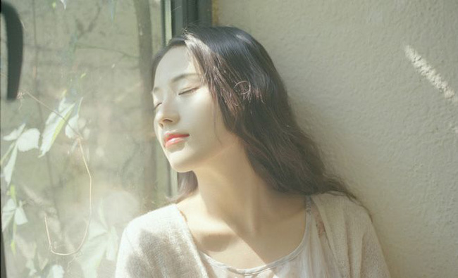 Mỗi khi nhìn tờ đăng kí kết hôn cùng giấy khai sinh của con được chồng đóng khung treo trang trọng giữa phòng khách, tôi lại thấy cay đắng, hụt hẫng tột độ-1