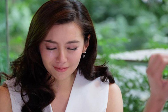 Mỗi khi nhìn tờ đăng kí kết hôn cùng giấy khai sinh của con được chồng đóng khung treo trang trọng giữa phòng khách, tôi lại thấy cay đắng, hụt hẫng tột độ