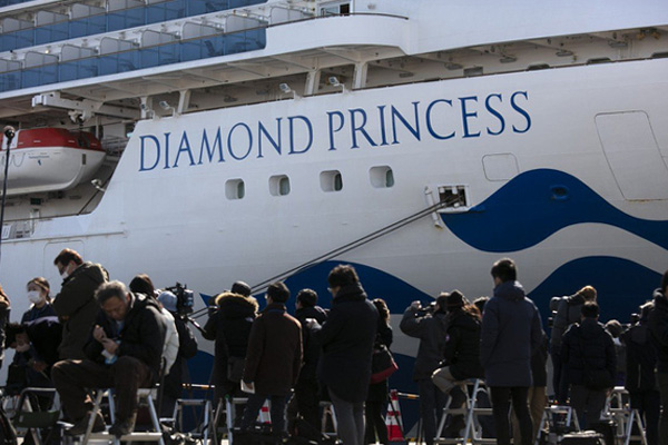 Thêm 8 bệnh nhân nhiễm Covid-19 trên du thuyền Nhật nguy kịch, hành khách trên tàu đón Valentine theo những cách đặc biệt-3