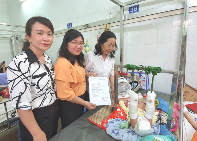 Làm giấy khai sinh cho bé 4 tháng bị bố đánh gãy chân: Mang họ mẹ, tên cha để trống-2