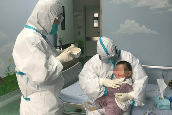 Bé 3 tháng tuổi dương tính Covid-19 ở Vĩnh Phúc được chuyển đến Bệnh viện Nhi trung ương