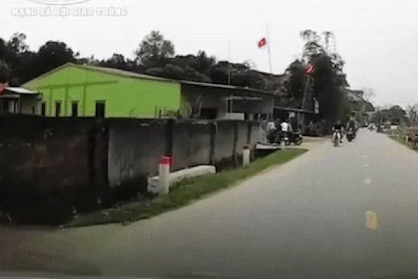 Hai thanh niên đầu trần đi xe máy lao xuống mương sau khi va vào ôtô