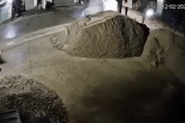 Xe máy mất kiểm soát lao vào đống cát ven đường
