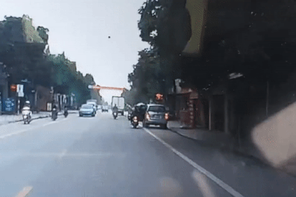 Clip: Khoảnh khắc tài xế bất cẩn, lùi xe tải lao xuống ruộng-1