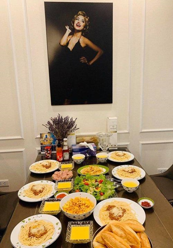 Không hổ danh từng thi Vua Đầu Bếp, Vân Hugo làm bạn bè lác mắt vì bàn tiệc sắc màu-1