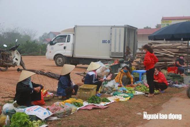 Cuộc sống của người dân xã Sơn Lôi trong ngày đầu bị cách ly bởi dịch Covid-19-5