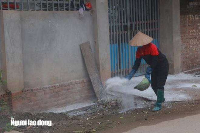 Cuộc sống của người dân xã Sơn Lôi trong ngày đầu bị cách ly bởi dịch Covid-19-7