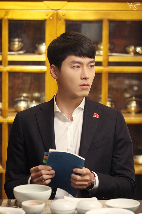 Crash Landing On You: Hyun Bin siêu đẹp trai trong bộ ảnh hậu trường, thần thái thế này bảo sao ai cũng tự nhận là chồng-1