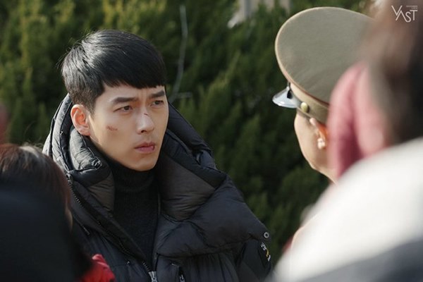 Crash Landing On You: Hyun Bin siêu đẹp trai trong bộ ảnh hậu trường, thần thái thế này bảo sao ai cũng tự nhận là chồng-5