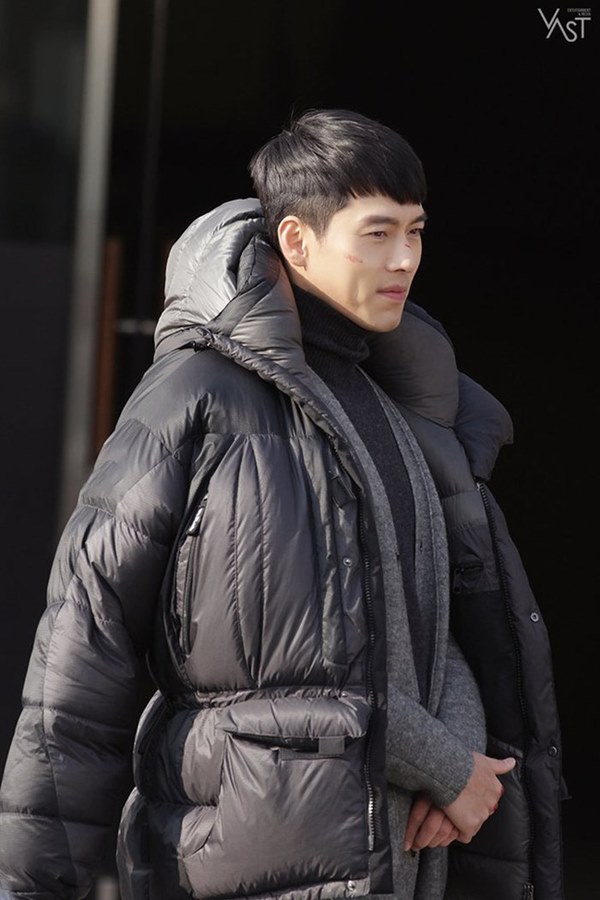 Crash Landing On You: Hyun Bin siêu đẹp trai trong bộ ảnh hậu trường, thần thái thế này bảo sao ai cũng tự nhận là chồng-7