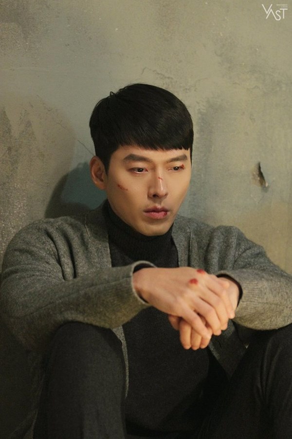 Crash Landing On You: Hyun Bin siêu đẹp trai trong bộ ảnh hậu trường, thần thái thế này bảo sao ai cũng tự nhận là chồng-10