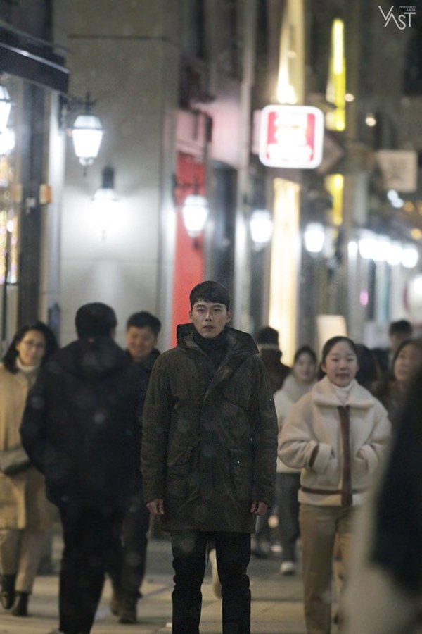 Crash Landing On You: Hyun Bin siêu đẹp trai trong bộ ảnh hậu trường, thần thái thế này bảo sao ai cũng tự nhận là chồng-13