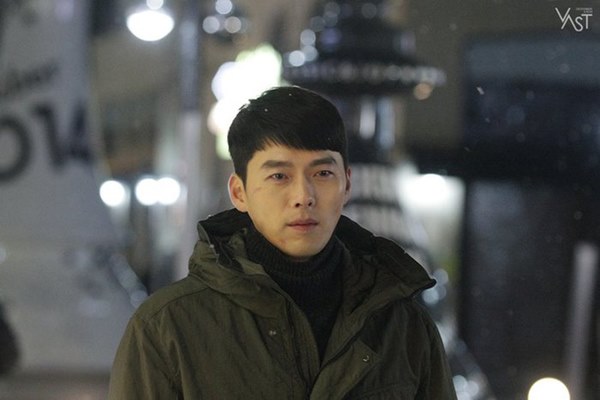 Crash Landing On You: Hyun Bin siêu đẹp trai trong bộ ảnh hậu trường, thần thái thế này bảo sao ai cũng tự nhận là chồng-14