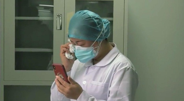 Không thể về chịu tang mẹ, nữ y tá làm việc ở vùng dịch Vũ Hán nén đau thương bái vọng từ xa và theo dõi lễ tang qua video call-1