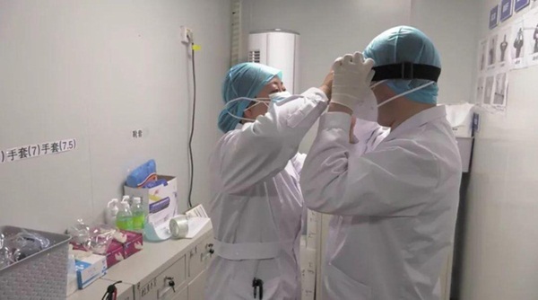 Không thể về chịu tang mẹ, nữ y tá làm việc ở vùng dịch Vũ Hán nén đau thương bái vọng từ xa và theo dõi lễ tang qua video call-3