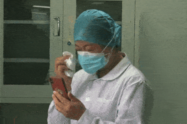 Không thể về chịu tang mẹ, nữ y tá làm việc ở vùng dịch Vũ Hán nén đau thương bái vọng từ xa và theo dõi lễ tang qua video call-2