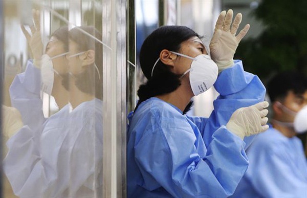 Câu chuyện chua xót về những nữ y tá bị người dân kỳ thị vì mang virus đi khắp nơi giữa dịch corona-2