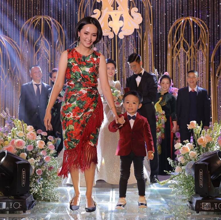 Chị em Huyền My - Quỳnh Anh giờ mới khoe ảnh chụp chung trong đám cưới: Đọ dáng thì ai hơn ai nè?-2