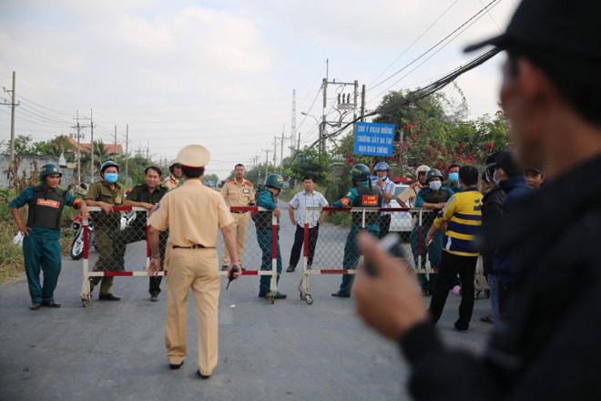 NÓNG: Đang rà mìn quanh nhà được cho là Tuấn khỉ ẩn náu, ngàn người vẫn xem-10